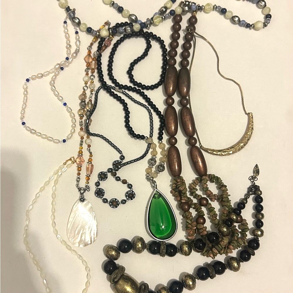 9+ LBS NECKLACE LOT – Good Condition – Variety of Styles Vintage to Modern - Picture 4 of 7